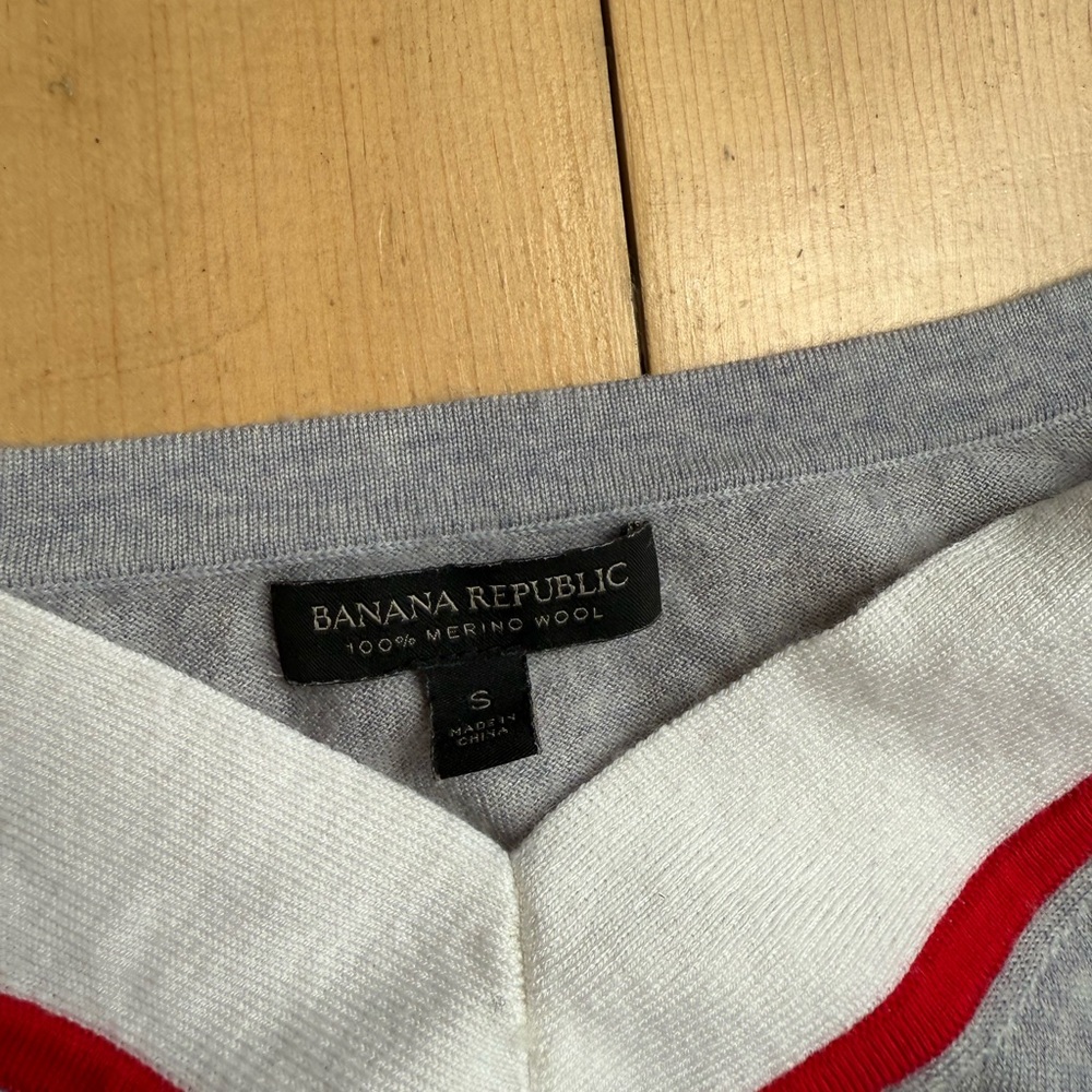 Banana Republic Gray and White Sweater